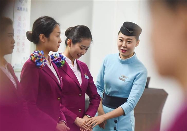 備戰2017春運 空姐手把手教授高姐服務禮儀